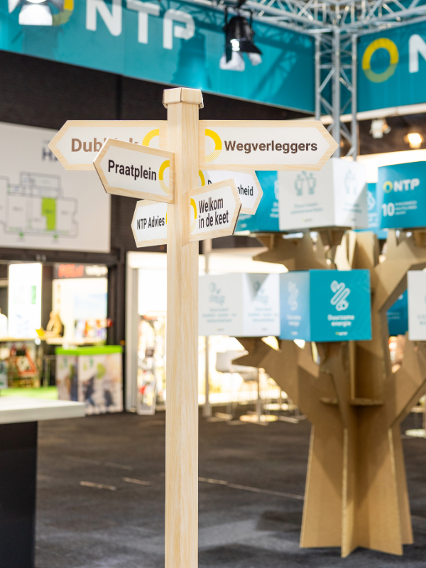 Kartonnen beursstand NTP - Wegwijzer - Holbox Shop Direct