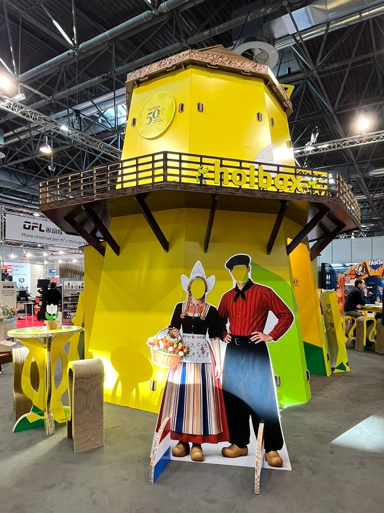 Molen met levensgrote stand-in figuren