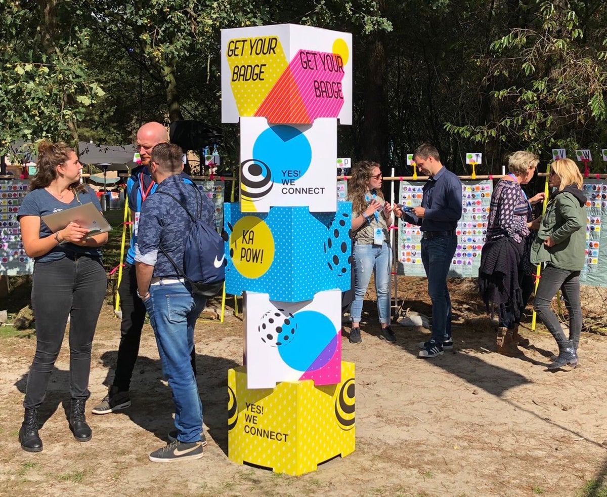 Dekowürfel, Würfel aus Pappe, Pappwürfel, Würfel aus Karton, Kartonwürfel, Würfelset, Stapelwürfel, Pappwürfel halboffen, Würfel halboffen, Werbematerial, Werbeaufsteller, Werbedisplay, Pappwürfel bedruckt