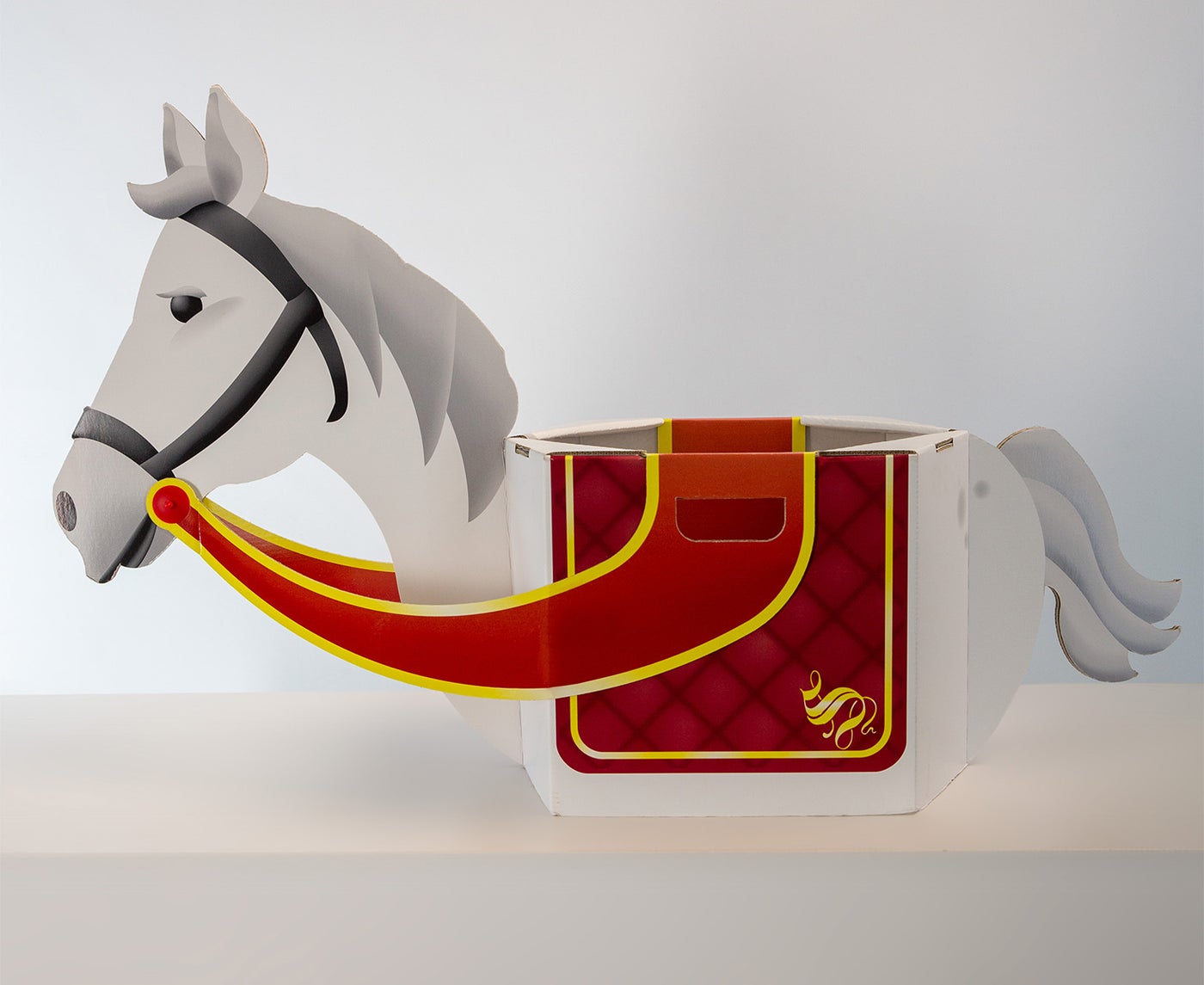 kartonnnen speelpaard sinterklaas schuin voor